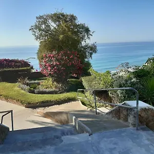 apartamento-en-primera-linea-de-playa.hotelsinnerja.org/